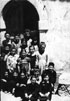 1957 - UNA SCOLARESCA DELL'ELEMENTARI DI ROCCA ALTA SULLA PIAZZETTA DELLA CHIESA DOVE ERA UBICATA LA SCUOLA