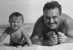 1956 - LA PICCOLA MARICA MORELLI CON PAPA' RODOLFO AL MARE