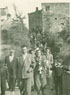 1954 - A QUEI TEMPI DURANTE I MATRIMONI SI ERA COSTRETTI A FARE UNA VERA E PROPRIA PROCESSIONE PER CHI ABITAVA A ROCCARAVINDOLA BASSA. QUESTO PERCHE' L'UNICA CHIESA ERA QUELLA DI S.MICHELE DI ROCCA ALTA. NELLA FOTO IL MATRIMONIO DI RODOLFO MORELLI E ADDOLORATA CASTALDI MENTRE ATTRAVERSA IL PONTICELLO DI S.LUCIA SUL TORRENTE RAVA PRIMA DI SALIRE LUNGO LA COSTA.