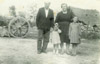 1953 - UNA FAMIGLIA DI ROCCARAVINDOLA IN VIA S.LUCIA: ANTONIO CASTALDI, ANGELA DI CRISTINZI E LE FIGLIE ILVA E FRANCA CASTALDI.