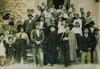 1936 - GRUPPO DI PERSONE DI ROCCARAVINDOLA IN POSA SULLE SCALETTE DELLA CHIESA DI ROCCA ALTA. CHI RICONOSCE QUALCUNO E' PREGATO DI COMUNICARCELO.